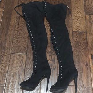 THIGH LENGTH LACE UP BLACK BOOT HEELS